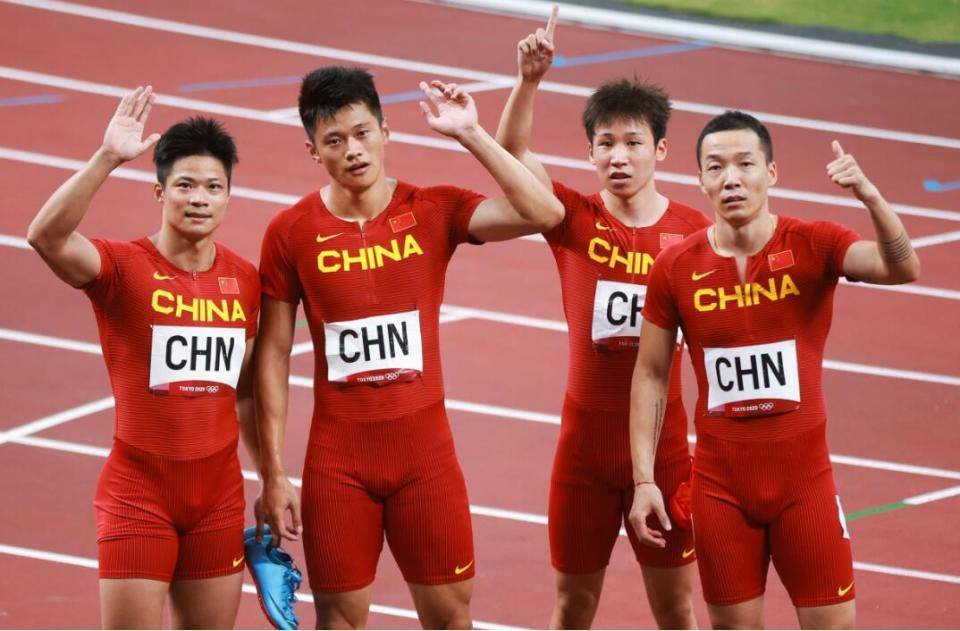 运动员瞬间超越竞争对手，领跑