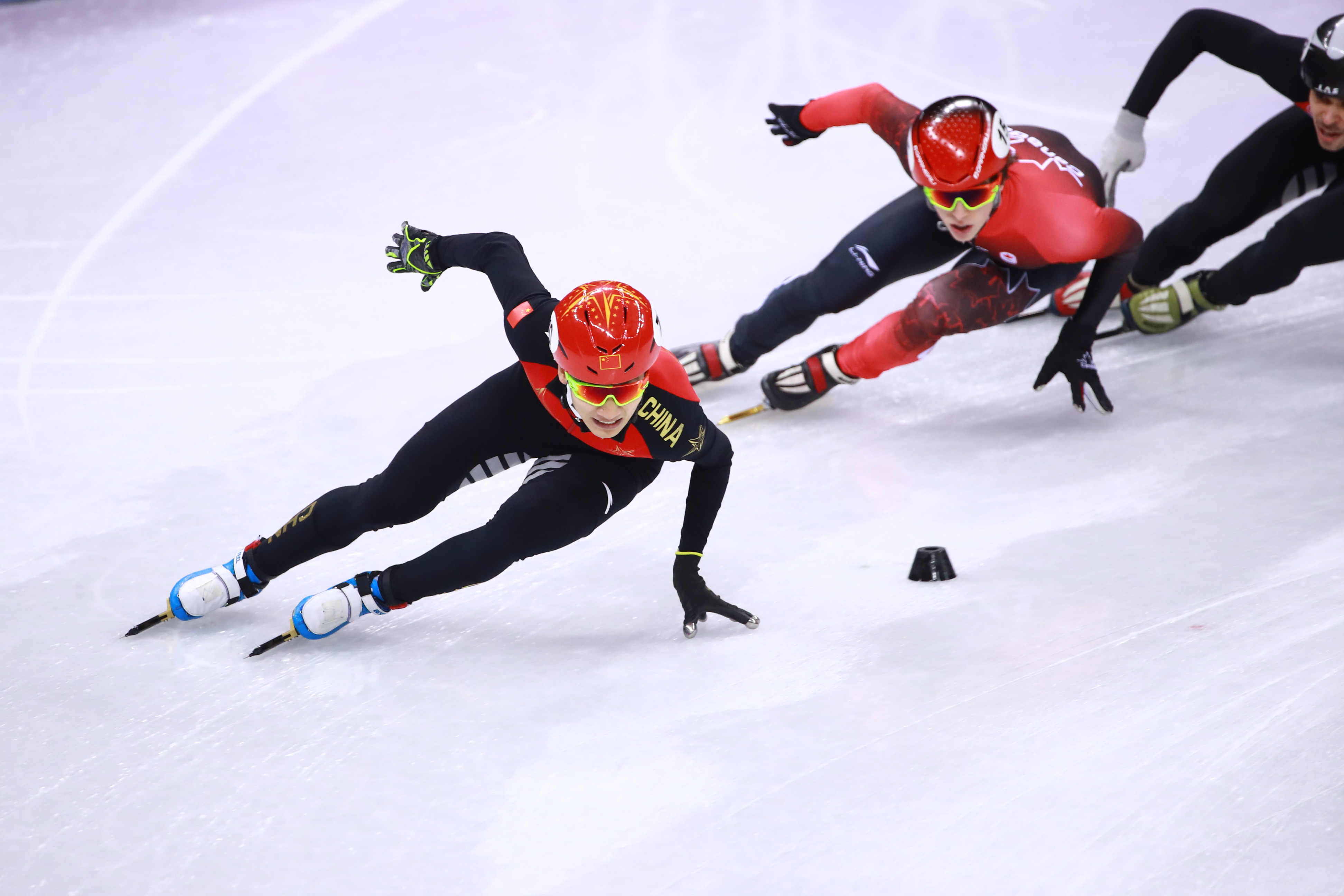 短道速滑比赛惊艳上演热血激情