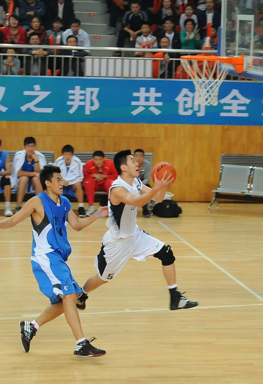 篮球运动员展现了顶尖的比赛技能