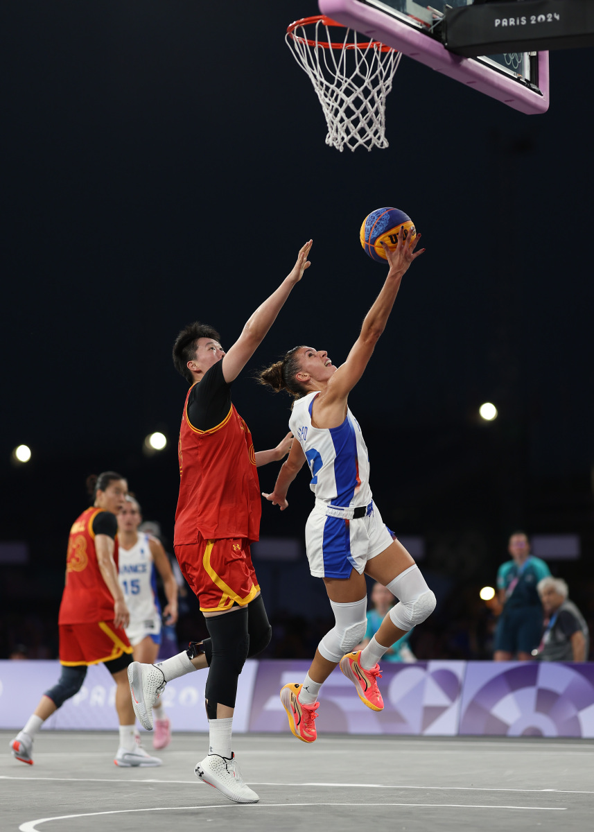 篮球运动员展现了顶尖的比赛技能