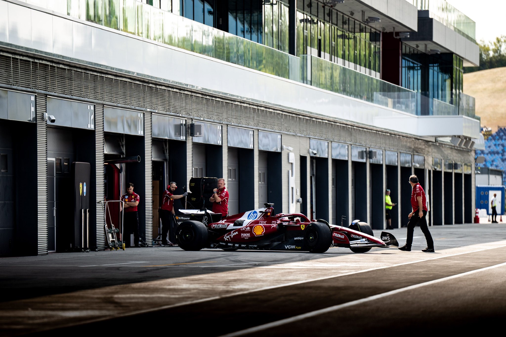 梅赛德斯绝杀法拉利，勒克莱尔统治全场的简单介绍