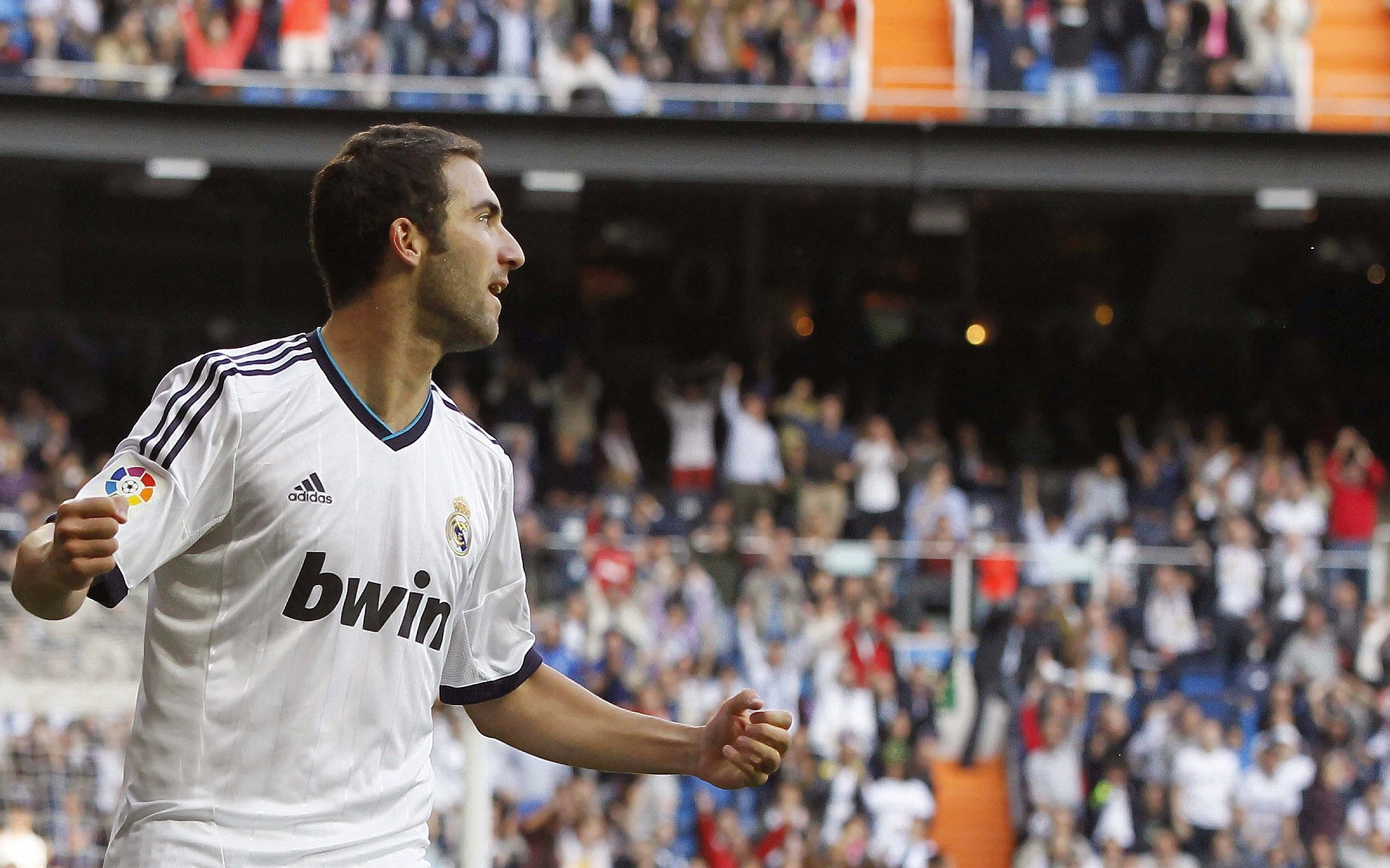 双线传奇，拉齐奥斩落克罗地亚背后的战术革命，莱万如何在英超争冠中接管比赛