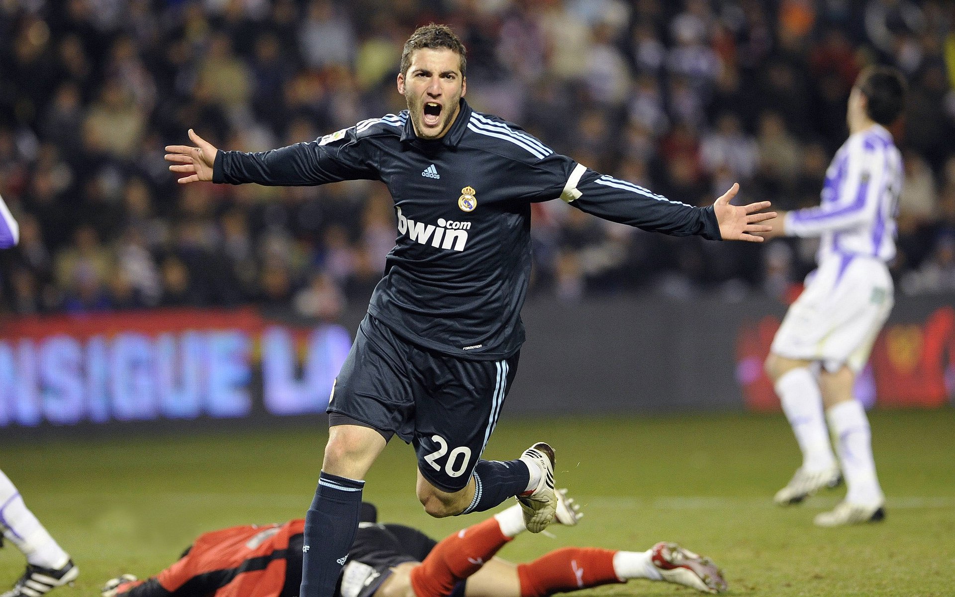 1.悬念式，当C罗的时针指向补时，塔雷米用一记冷枪改写了C组的剧本